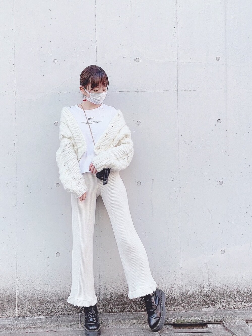 「lilLilly、リルリリー、ALLWHITE、ホワイトコーデ、ミニバッグ、リブパンツ、カーディガン、pain、Dr.Martens」｜「PAINのアイテム（トップス、ホワイト系）」を使った、mayuさん（レディース・160cm）の春コーディネートの1枚目の写真