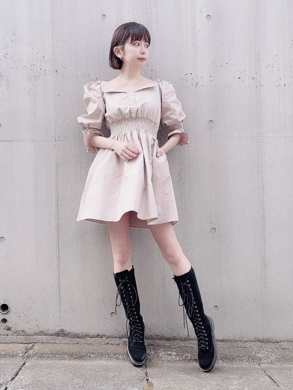 「pain、ペイン、lilLilly、リルリリー、ベージュ、ワンピース、beige、オフショル、ロングブーツ、春ワンピ」｜「PAINのボリュームフレアシャツ（ワンピース、ベージュ系）」を使った、mayuさん（レディース・160cm）の春コーディネートの1枚目の写真