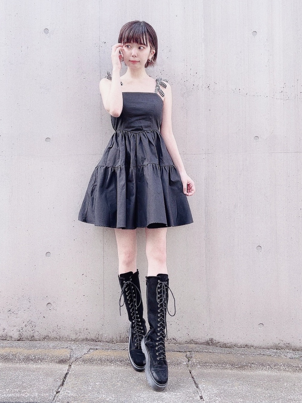 ブラック系のワンピースを着用したレディースの春コーディネートの1枚目の写真