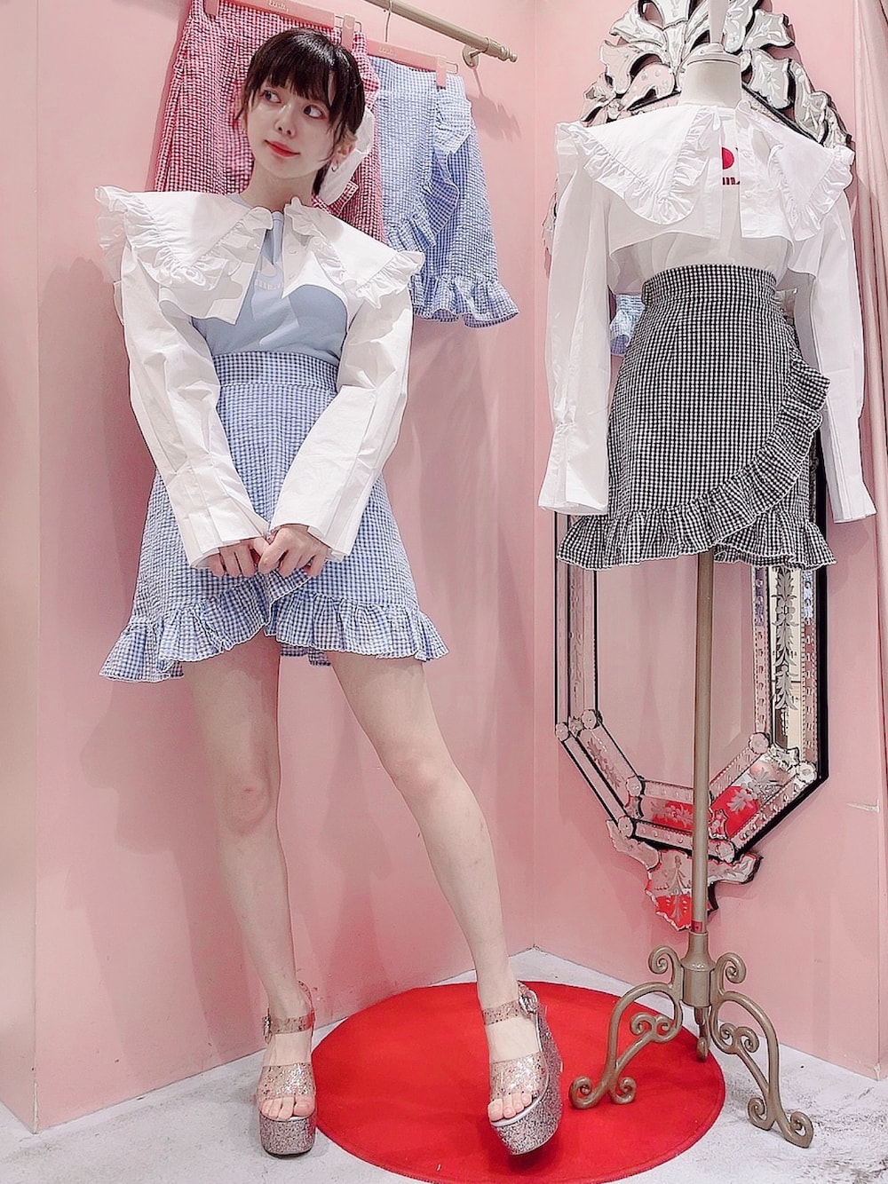 「lilLilly、リルリリー、シャツ、ショートジャケット、ミニスカート、ギンガムチェック、シアサッカー、ラメサンダル、サンダル、ショート丈トップス」｜「lilLillyのアイテム（ジャケット/アウター、ホワイト系）」を使った、mayuさん（レディース・160cm）の春コーディネートの1枚目の写真