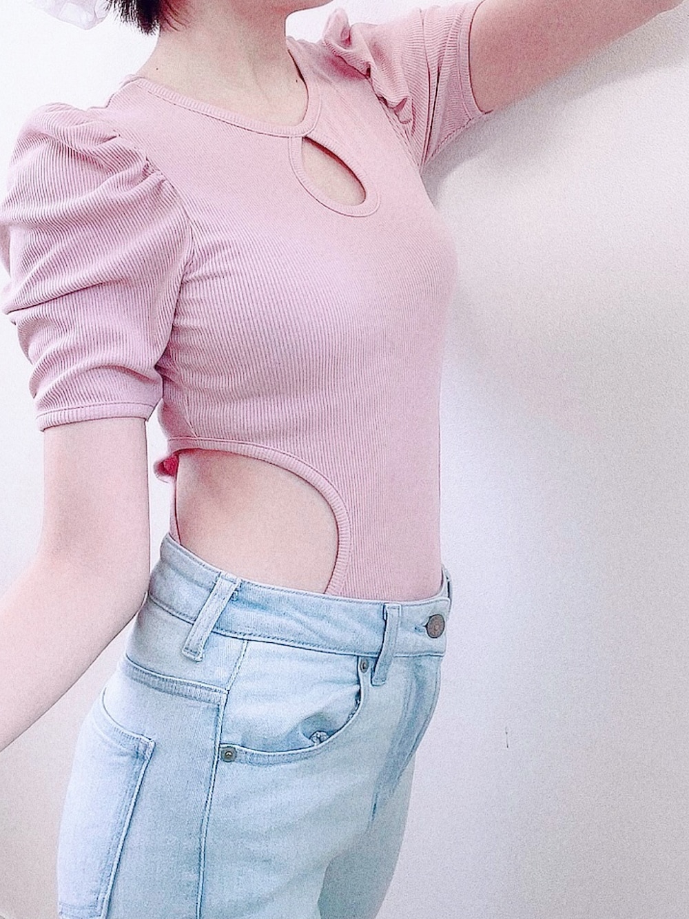 「lilLilly、リルリリー、レオタード、デニムパンツ、リブトップス、pink、デニムパンツスタイル、ライトブルーデニム、シンプルコーデ、春カラースタイル」｜「lilLillyのアイテム（トップス、ピンク系）」を使った、mayuさん（レディース・160cm）の春コーディネートの1枚目の写真