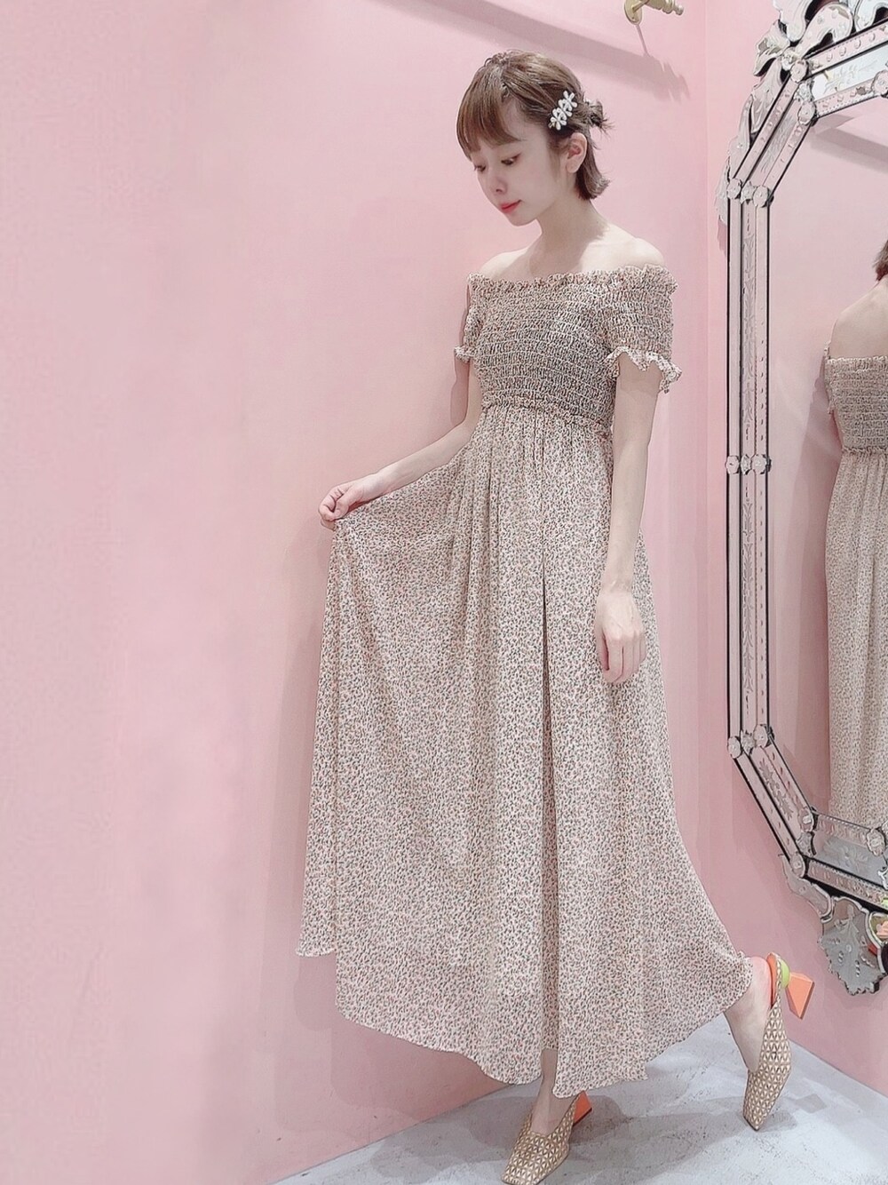 「lilLilly、リルリリー、チューリップ柄、花柄ワンピース、ロングワンピース、シフォン、春、休日コーデ、きれいめカジュアル、春こーで」｜「lilLillyのチューリップシフォンロングドレス（ワンピース/ドレス、ホワイト系）」を使った、mayuさん（レディース・160cm）の春コーディネートの1枚目の写真