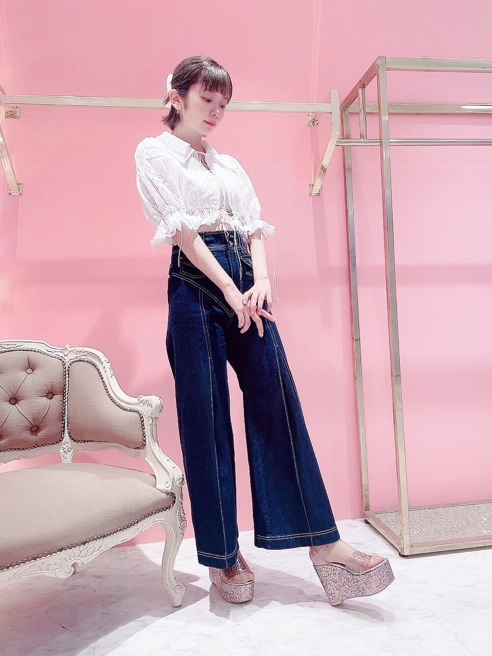 「lilLilly、リルリリー、コットンレース、ブラウス、デニムパンツ、インディゴデニム、indigo、ウェッジソール、ラメサンダル、white」｜「lilLillyのコットンレーブラウス（Tシャツ/カットソー、ホワイト系）」を使った、mayuさん（レディース・160cm）の春コーディネートの1枚目の写真