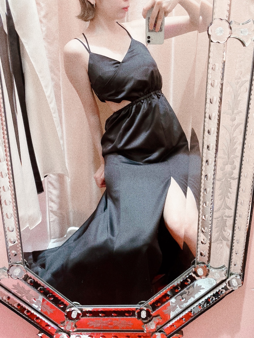 「lilLilly、リルリリー、マーメイドライン、スリット、スリットワンピース、キャミドレス、キャミワンピ、black、ALLBLACK」｜「lilLillyのバイカラーサテンロングドレス（ワンピース/ドレス、ブラック系）」を使った、mayuさん（レディース・160cm）の春コーディネートの1枚目の写真