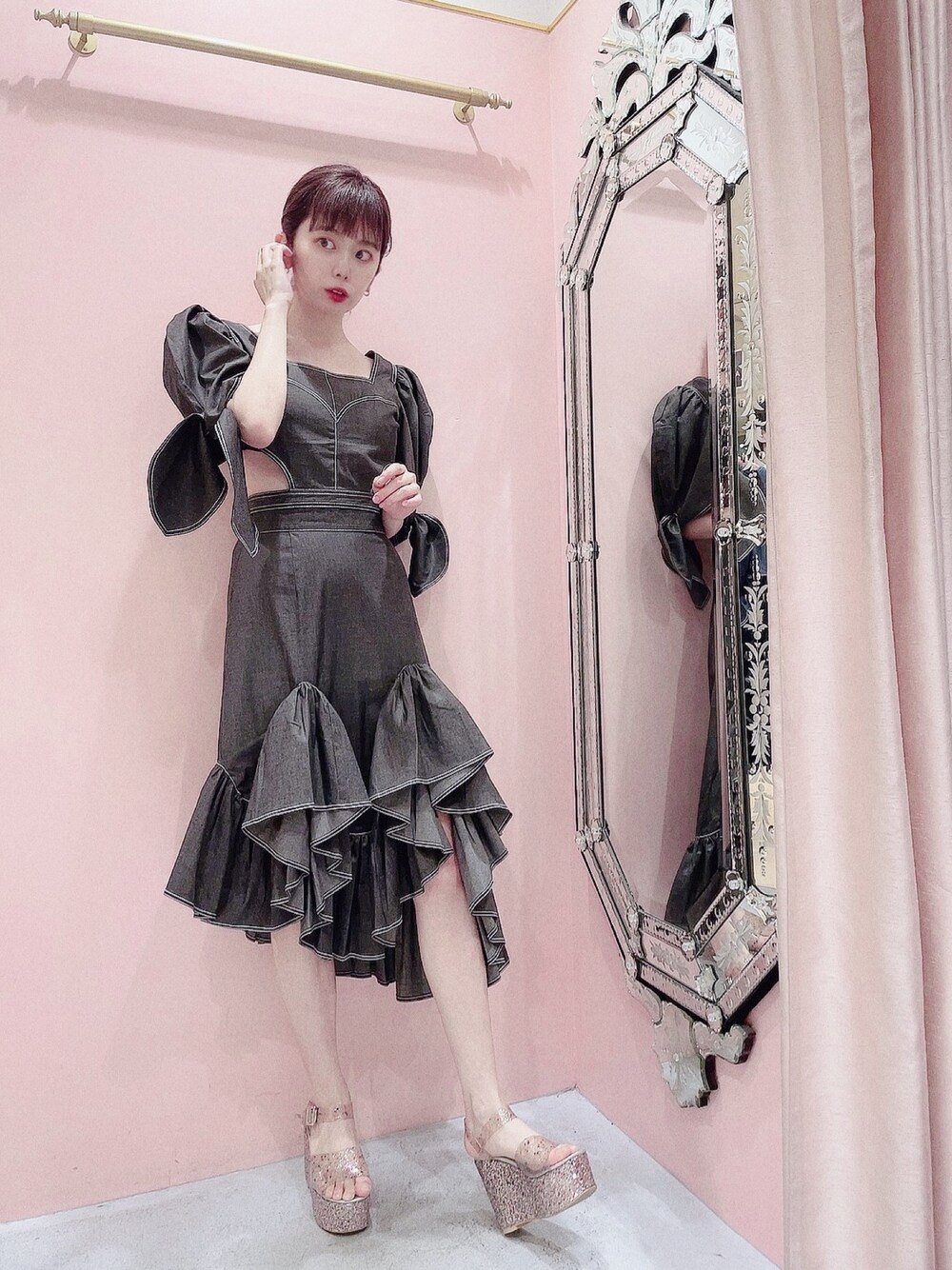 「lilLilly、リルリリー、デニムスカート、デニム、セットアップ、フリルスカート、ロングスカート、パフスリーブ、サンダル、グリッターサンダル」｜「lilLillyのアイテム（トップス、ブラック系）」を使った、mayuさん（レディース・160cm）の夏コーディネートの1枚目の写真