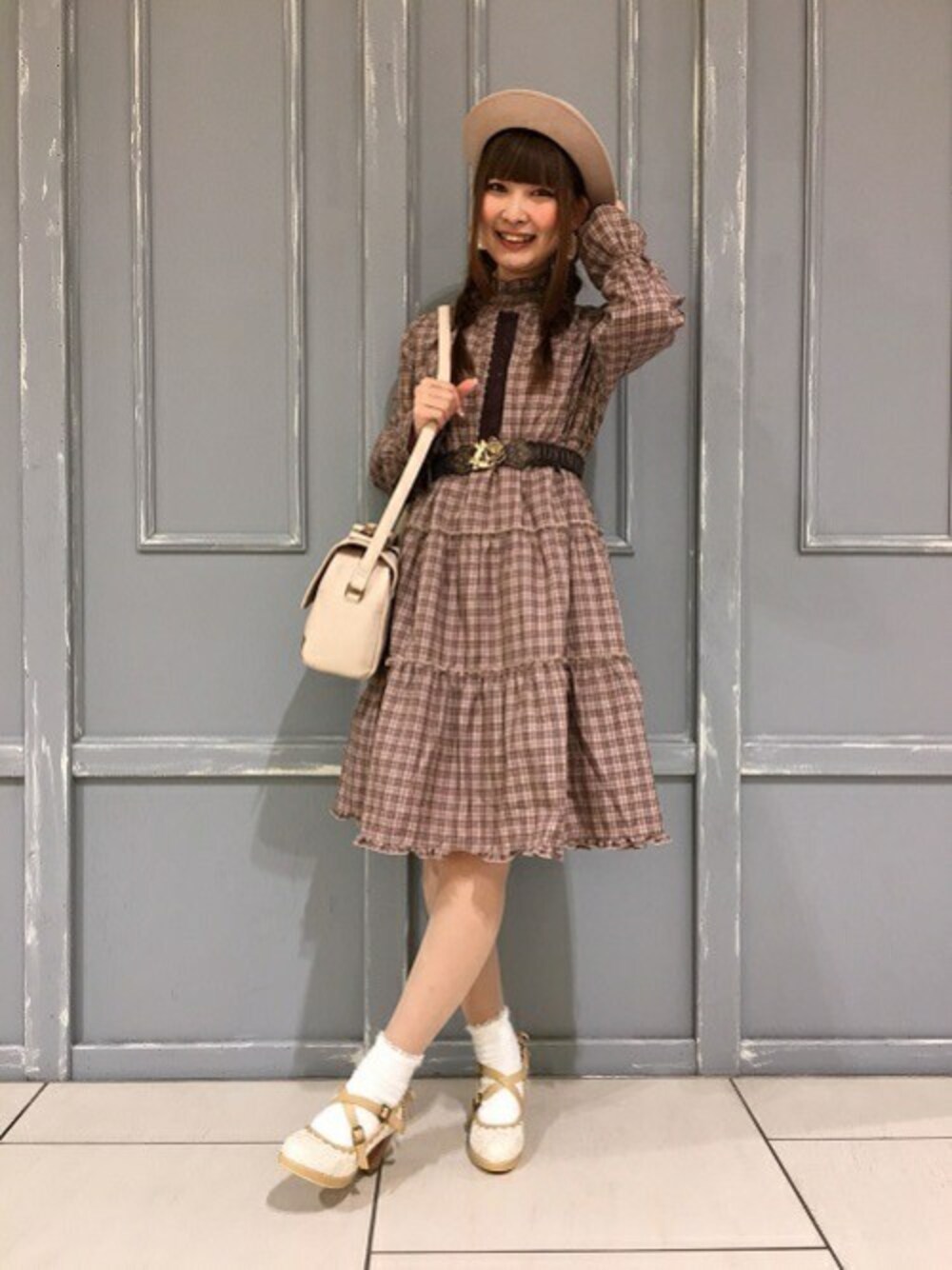 「クラシカル、チェック柄、ボーラーハット、チェックワンピース、長袖ワンピース、axes femme、ティアード、春のお出かけコーデ、ハイネックワンピース、淡ピンク」｜「axes femmeのレースアップクロスパンプス（パンプス、ベージュ系）」を使った、axes femmeさん（レディース・154cm）の冬コーディネートの1枚目の写真