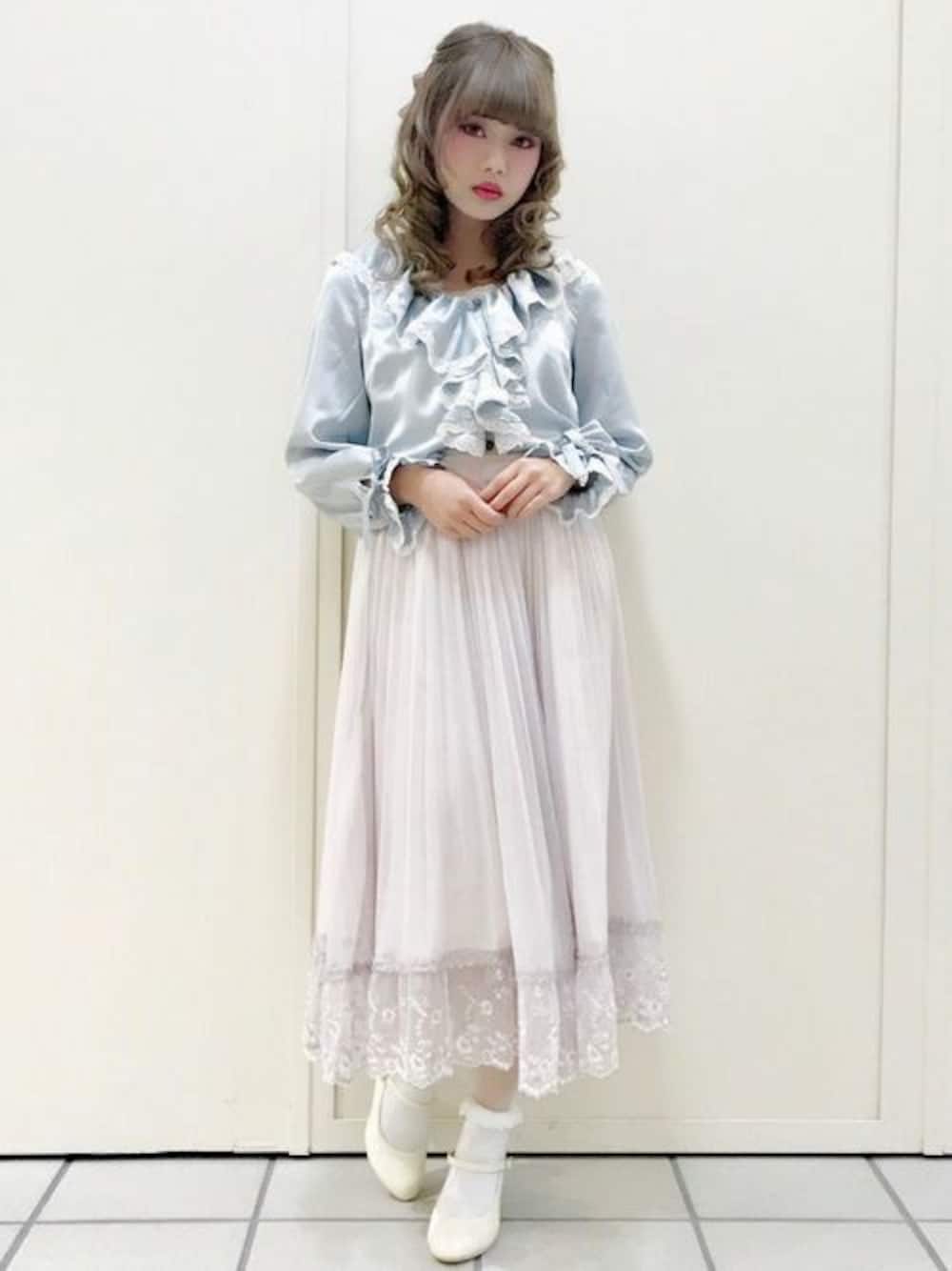 「ロングスカート、透け感、axes femme、大人ガーリー、淡い、サテン」｜「axes femmeのカラー刺繍レースプリーツスカート（スカート、ホワイト系）」を使った、axes femmeさん（レディース・159cm）の冬コーディネートの1枚目の写真