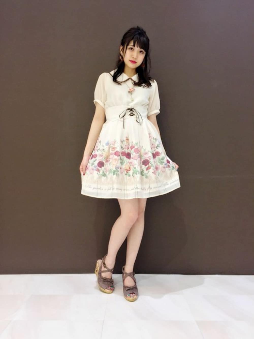 「ワンピース、花柄、ガーリー、サンダル、コルセット、axes femme、油絵」｜「axes femme POETIQUEの油絵風パネル花柄ワンピース（ワンピース、ピンク系）」を使った、axes femmeさん（レディース・155cm）の夏コーディネートの1枚目の写真