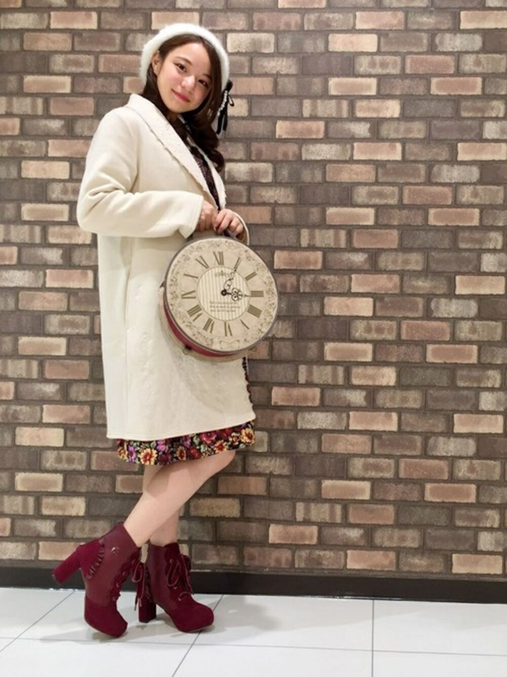 「ワンピース、ベレー帽、花柄、刺繍、デート、ガーリー、フェミニン、ファー小物、axes femme、コーディガン」｜「axes femmeのチェック×花柄ワンピース（ワンピース、ブラウン系）」を使った、axes femmeさん（レディース・154cm）の秋コーディネートの1枚目の写真