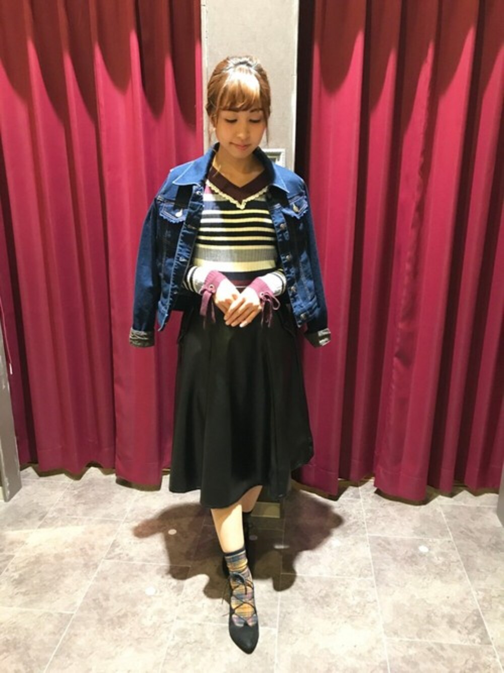 「ニット、ボーダー、レザースカート、リボン、Gジャン、axes femme、秋コーデ」｜「axes femme POETIQUEのマルチボーダーニットプルオーバー（ニット/セーター、レッド系）」を使った、axes femmeさん（レディース・160cm）の秋コーディネートの1枚目の写真