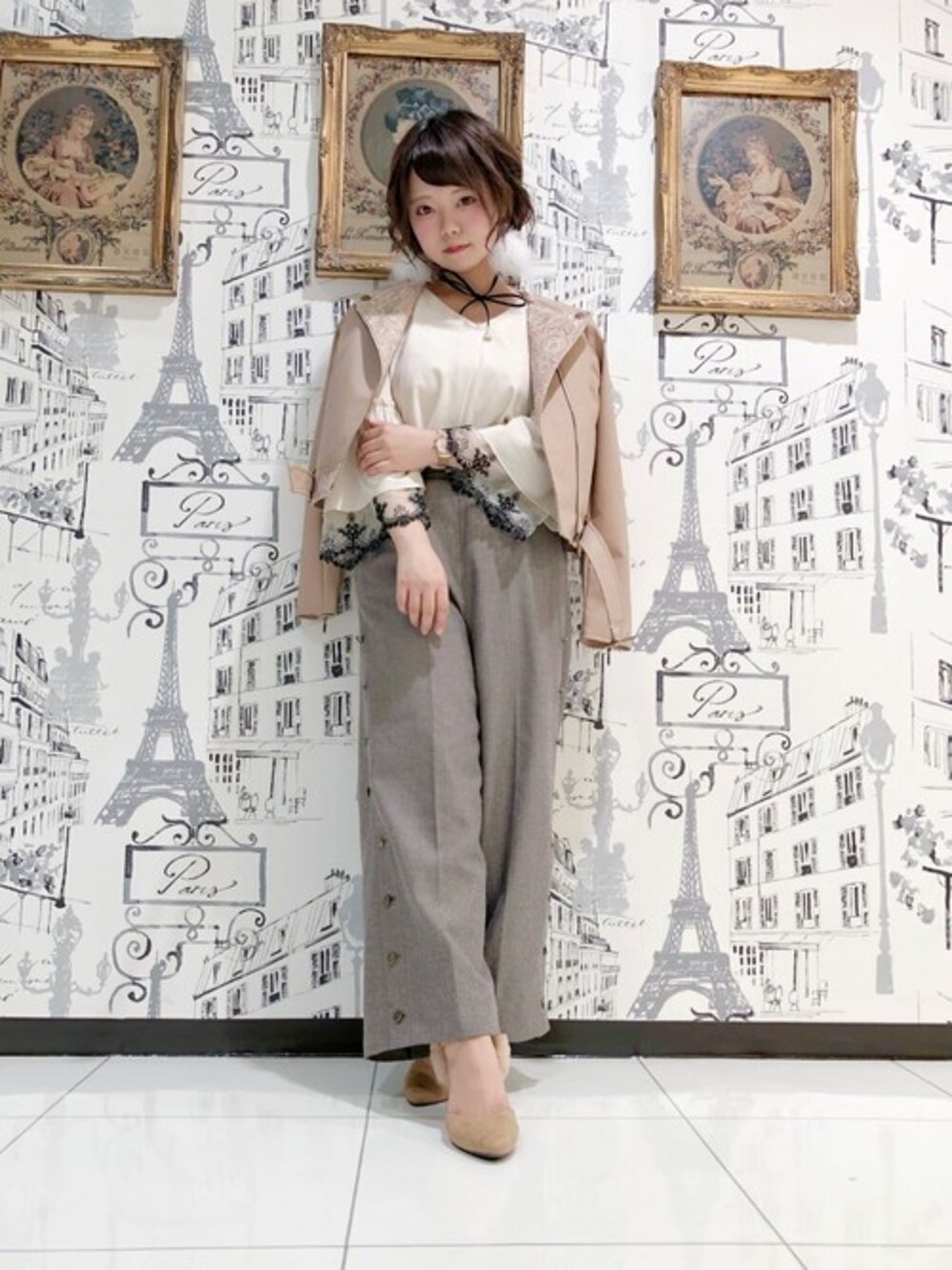 「ライダース、ベージュ、レース、ワイドパンツ、ブラウン、チョーカー、axes femme、フレアスリーブ、スリットパンツ」｜「axes femmeのレースベルト付ライダースＪＫ（ライダースジャケット、ベージュ系）」を使った、axes femmeさん（レディース・154cm）の秋コーディネートの1枚目の写真