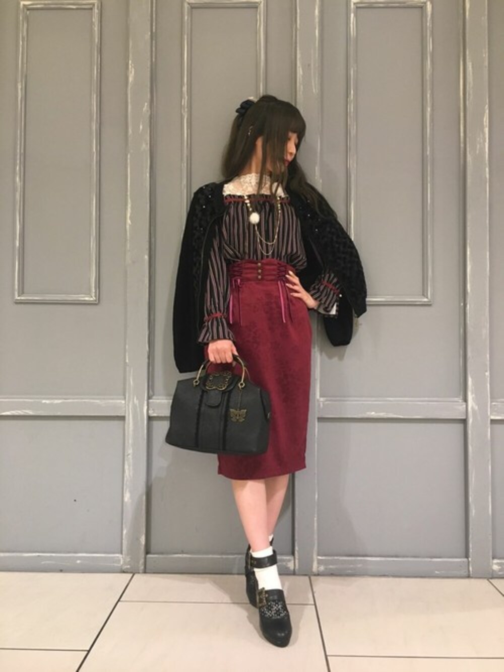 「ブルゾン、ファー、タイトスカート、スカート、レース、ベロア、オフショル、axes femme」｜「axes femmeのファー使いニットブルゾン（ブルゾン、ブラック系）」を使った、axes femmeさん（レディース・158cm）の秋コーディネートの1枚目の写真