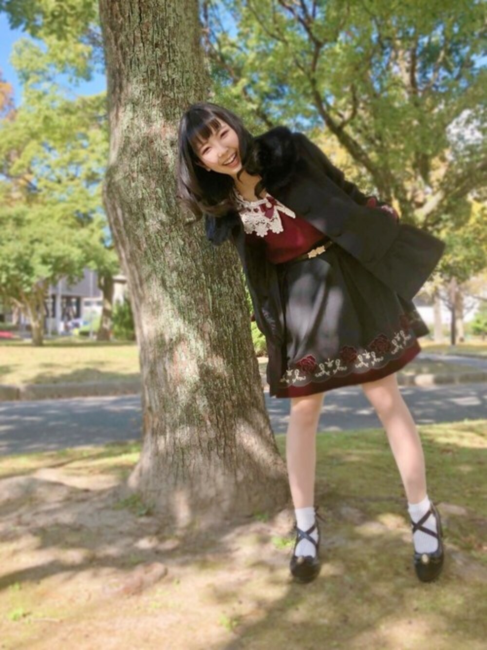 「クラシカル、ブラック、デート、ガーリー、公園、axes femme、かわいい、カタログ掲載」｜「axes femme POETIQUEのフリルショートコート（ピーコート、ブラック系）」を使った、axes femmeさん（レディース・151cm）の秋コーディネートの1枚目の写真