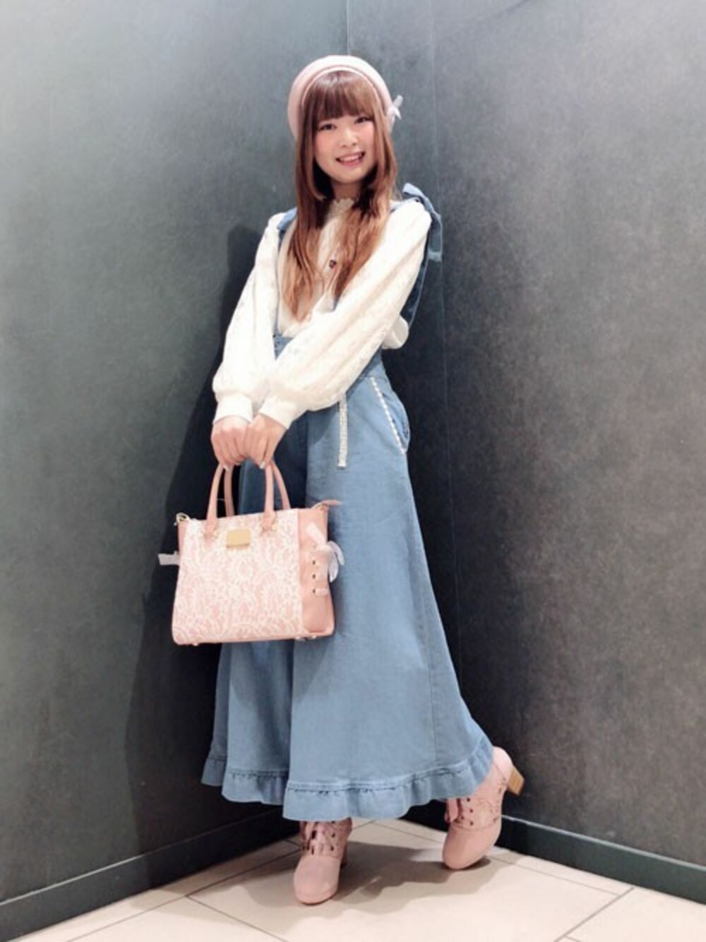 「ベレー帽、レース、レースアップ、ブーティー、axes femme、axes、編み上げ、アクシーズ、サス付きパンツ、2連ネックレス」｜「axes femmeのお花モチーフ袖レースプルオーバー（Tシャツ/カットソー、ホワイト系）」を使った、axes femmeさん（レディース・160cm）の冬コーディネートの1枚目の写真