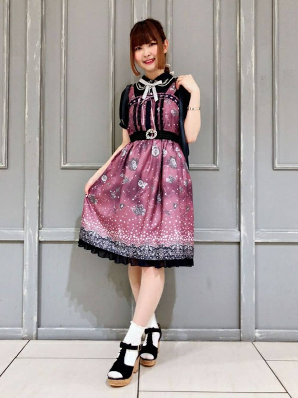 「星柄、サッチェルバッグ、axes femme、axes、星座柄、アクシーズ、フリルサンダル」｜「axes femme POETIQUEの星座柄ワンピース（ワンピース、ピンク系）」を使った、axes femmeさん（レディース・160cm）の春コーディネートの1枚目の写真