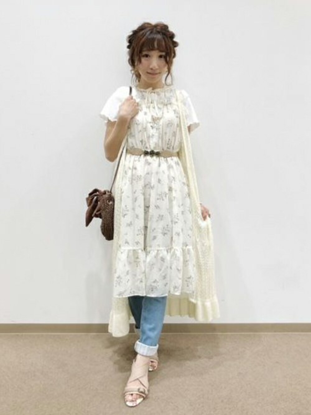 axes femme 刺繍入りライトブルークロップドデニムパンツ お花