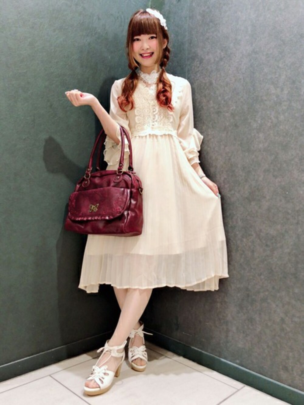 「チョーカー、カチューシャ、axes femme、axes、アクシーズ、蝶々、プリーツワンピース、アクシーズファム」｜「axes femmeのレーシープリーツワンピース（ワンピース、ホワイト系）」を使った、axes femmeさん（レディース・160cm）の夏コーディネートの1枚目の写真