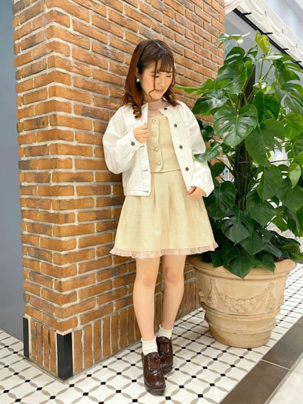 「トレンド、セットアップ、スタッフコーデ、ツイード、デニムジャケット、パステルカラー、春コーデ、axes femme、axes femme POETIQUE」｜「axes femme POETIQUEのチュールＢＬ×ビスチェ（シャツ/ブラウス、ピンク系）」を使った、axes femmeさん（レディース・154cm）の春コーディネートの1枚目の写真