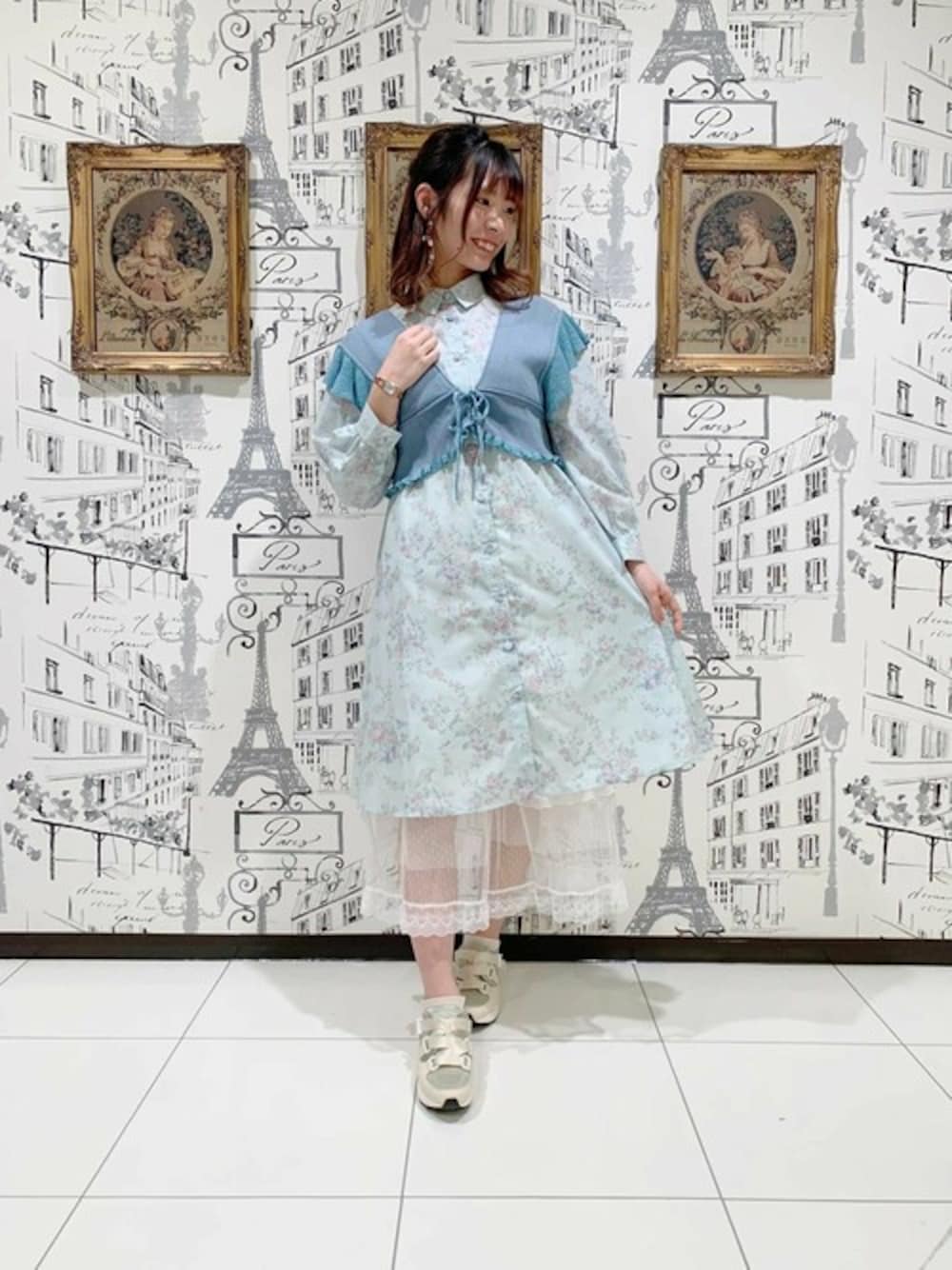 「スニーカー、ワンピース、花柄、ヴィンテージ、レイヤードスタイル、ビスチェ、春コーデ、花柄ワンピース、axes femme、パステル映える春」｜「axes femme POETIQUEのラメニットビスチェ（ベスト、ブルー系）」を使った、axes femmeさん（レディース・167cm）の春コーディネートの1枚目の写真