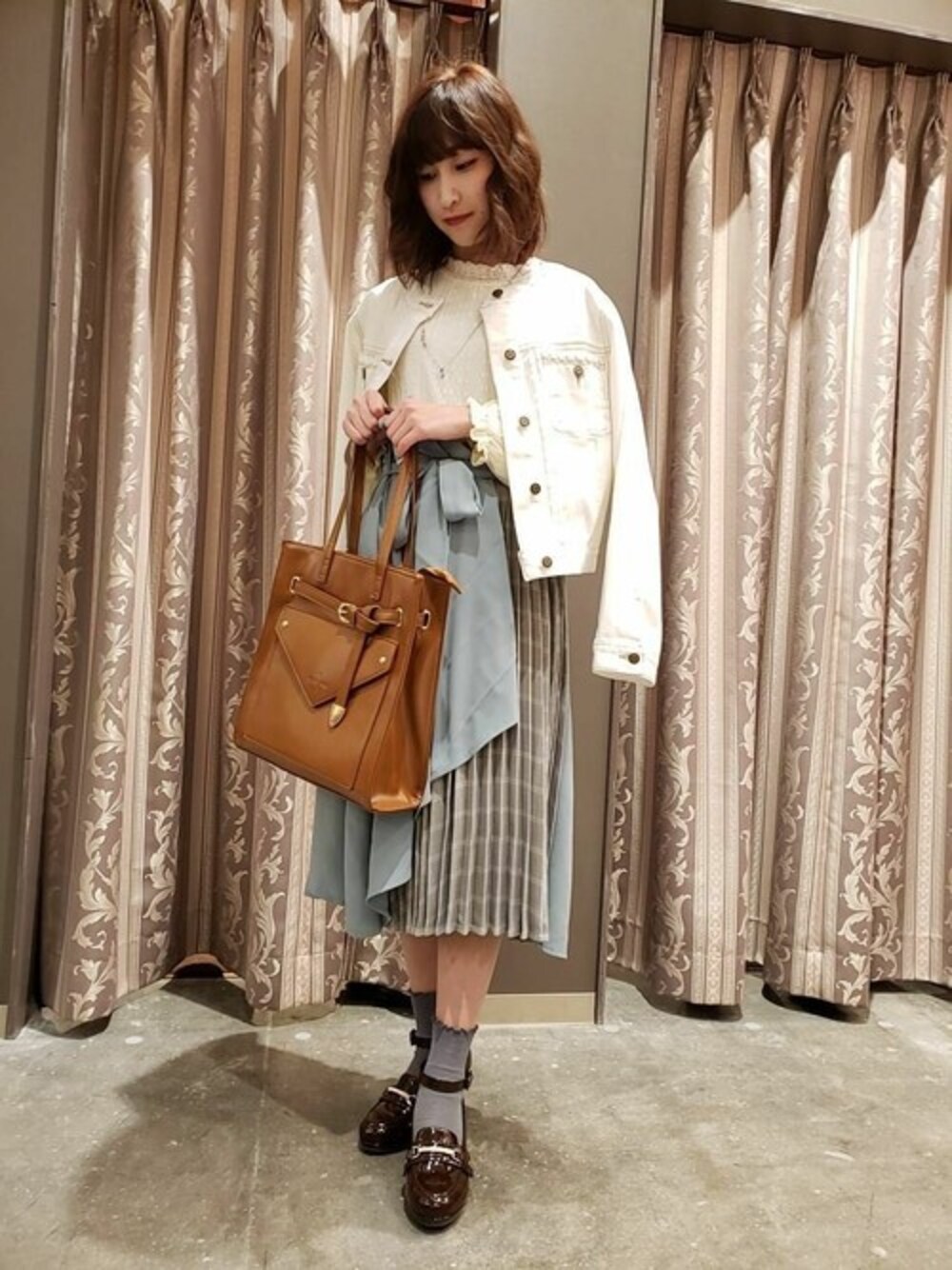 「チェック、デニム、ワンピース、パンプス、デニムジャケット、アースカラー、フェミニン、春、春コーデ、axes femme」｜「axes femmeのラッフルフリルドッキングＯＰ（ワンピース、グリーン系）」を使った、axes femmeさん（レディース・154cm）の春コーディネートの1枚目の写真