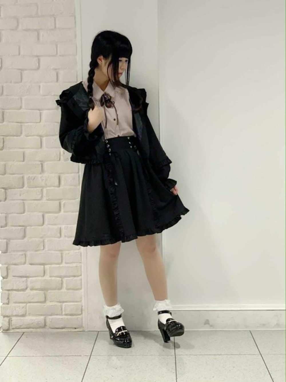 「ジャケット、セットアップ、ブラック、ブラックコーデ、黒、フリル、ガーリー、ジャケットスタイル、axes femme、黒コーデ」｜「axes femmeのバラモチーフブラウス（シャツ/ブラウス、ピンク系）」を使った、axes femmeさん（レディース・154cm）の春コーディネートの1枚目の写真