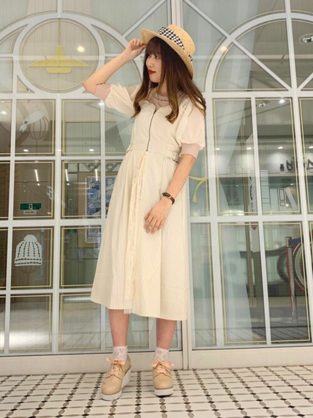 「ニット、ワンピース、夏、ガーリー、ジャンパースカート、フェミニン、夏コーデ、カンカン帽、axes femme、高身長女子」｜「axes femme POETIQUEのパールデザインニットＰＯ（ニット/セーター、ピンク系）」を使った、axes femmeさん（レディース・165cm）の春コーディネートの1枚目の写真
