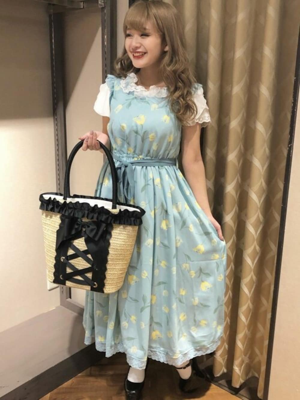 「ブラウス、ワンピース、夏、花柄、フリル、ガーリー、フェミニン、パステルカラー、花柄ワンピース、夏コーデ」｜「axes femme POETIQUEのフリルトートバッグ（トートバッグ、ブラック系）」を使った、axes femmeさん（レディース・154cm）の夏コーディネートの1枚目の写真