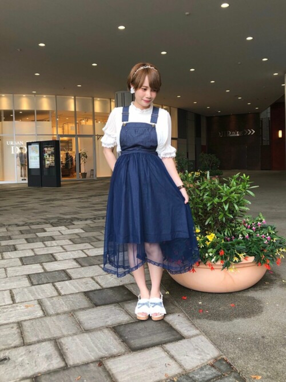 「カジュアル、夏、ガーリー、ジャンパースカート、サンダル、フェミニン、夏コーデ、カジュアルガーリー、カジュアルコーデ、axes femme」｜「axes femmeのプリーツチュニックＢＬ（シャツ/ブラウス、ホワイト系）」を使った、axes femmeさん（レディース・162cm）の夏コーディネートの1枚目の写真