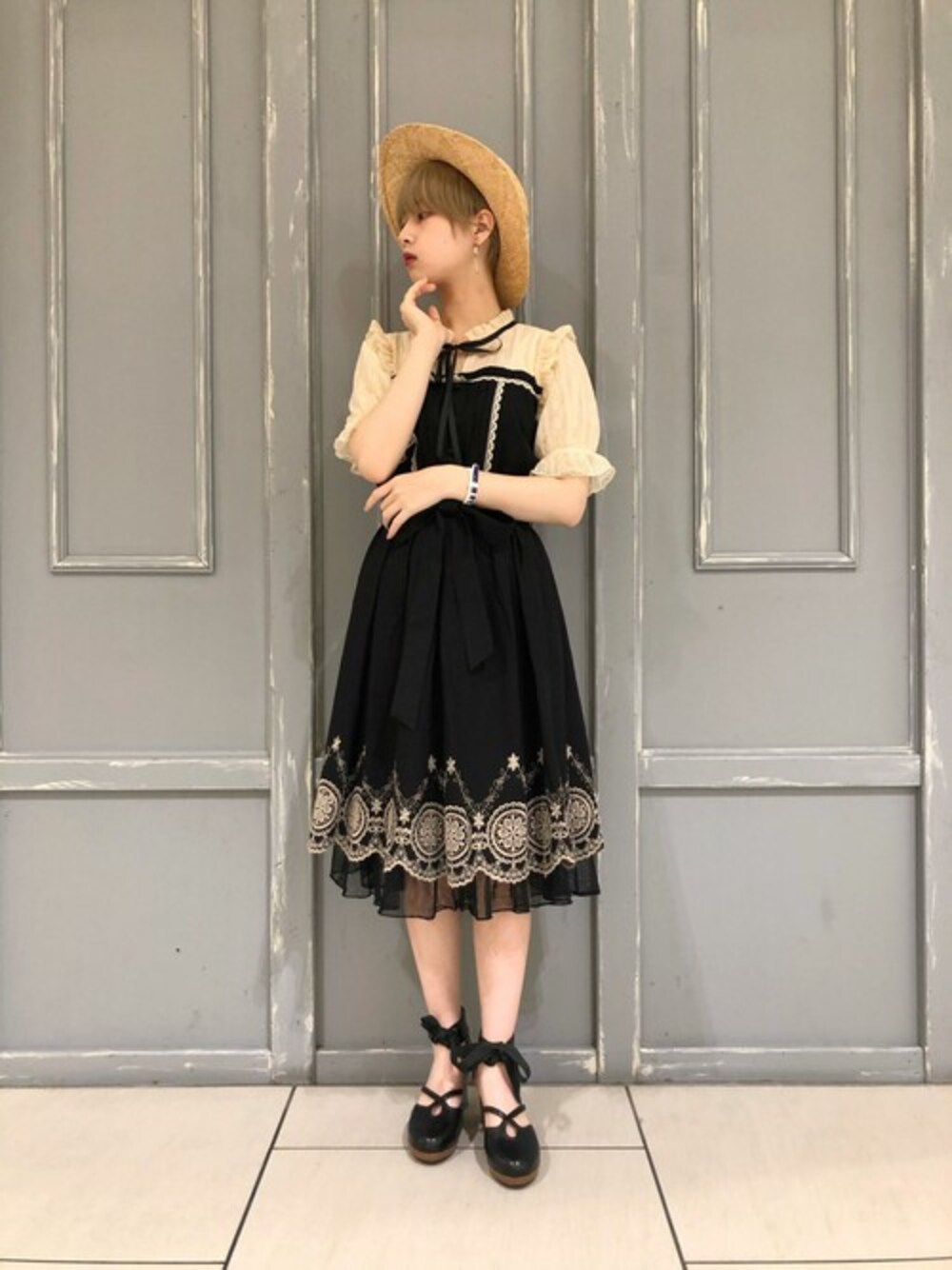 「ワンピース、ブラック、夏、ブラックコーデ、黒、ガーリー、フェミニン、夏コーデ、カンカン帽、黒コーデ」｜「axes femme POETIQUEの裾刺繍ワンピース（ワンピース、ブラック系）」を使った、axes femmeさん（レディース・157cm）の夏コーディネートの1枚目の写真