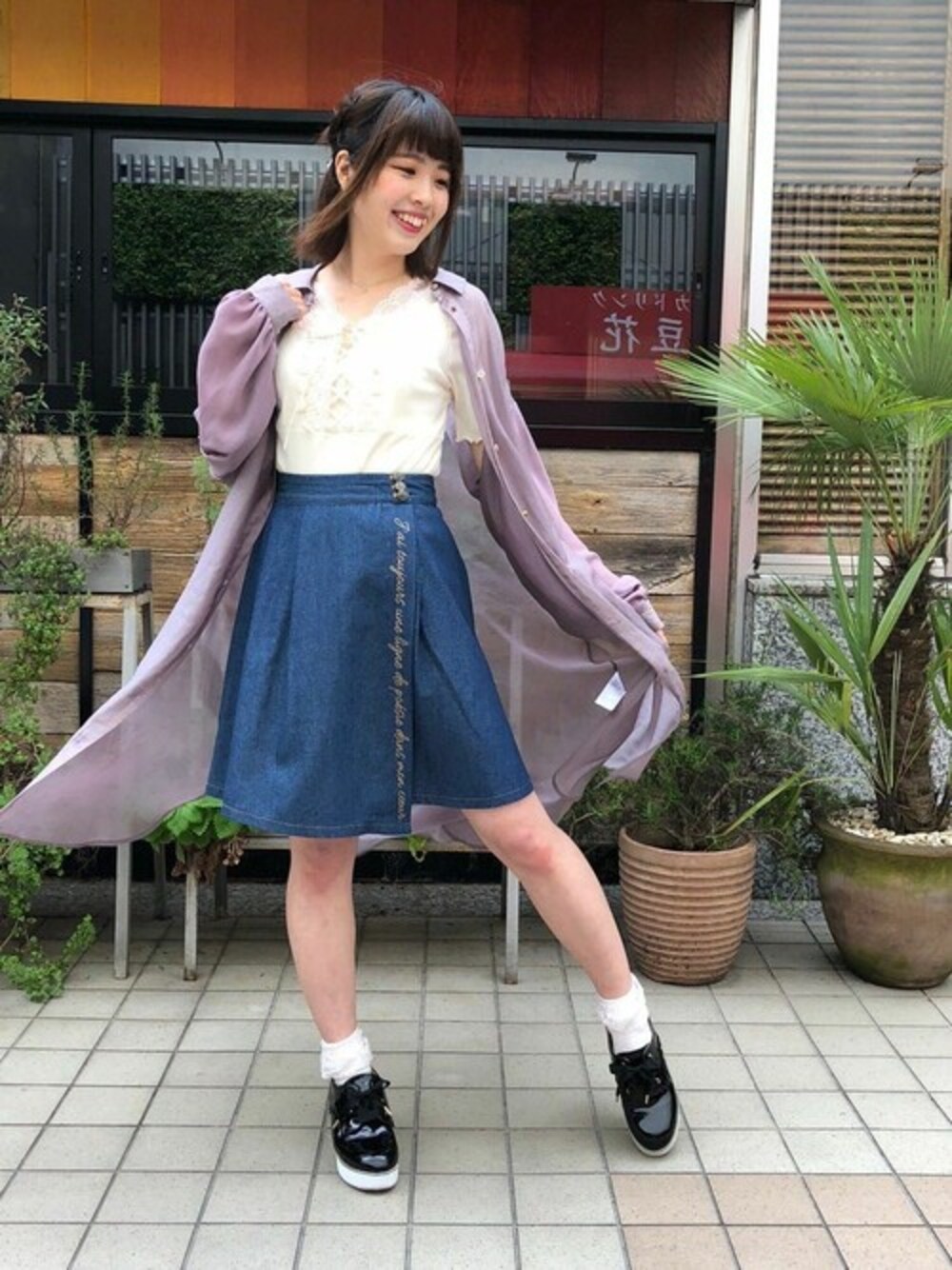 「デニム、カジュアル、夏、刺繍、レース、デニムスカート、ガーリー、夏コーデ、カジュアルガーリー、カジュアルコーデ」｜「axes femme POETIQUEのシアーロングシャツ（シャツ/ブラウス、パープル系）」を使った、axes femmeさん（レディース・161cm）の夏コーディネートの1枚目の写真