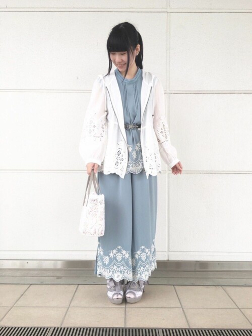 「ホワイト、ブルー、夏、バッグ、刺繍、白、水色、パステルカラー、夏コーデ、刺繍ブラウス」｜「axes femmeの裾刺繍ノースリブラウス（シャツ/ブラウス、ブルー系）」を使った、axes femmeさん（レディース・153cm）の夏コーディネートの1枚目の写真
