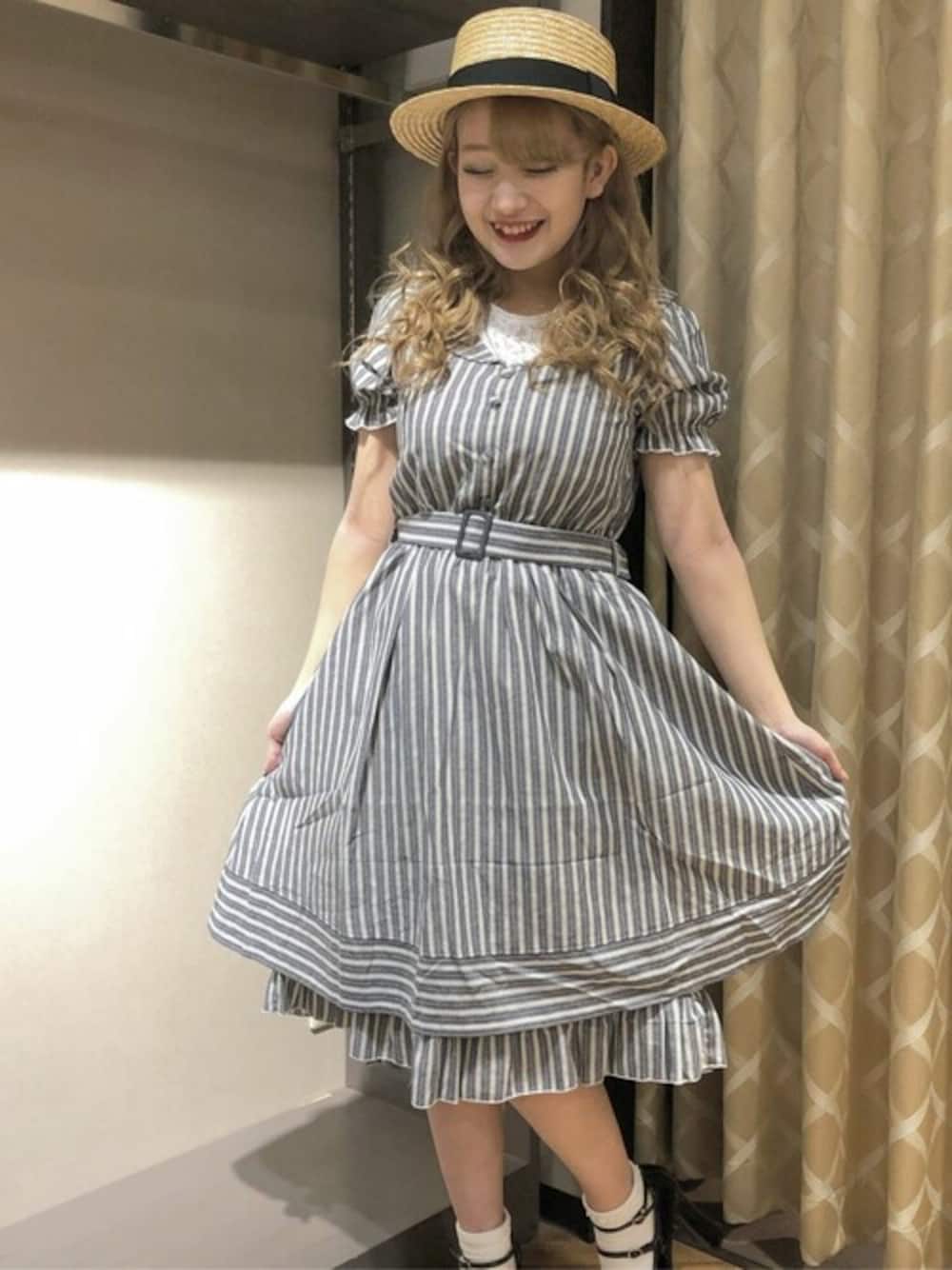 「ワンピース、夏、ストライプ、レース、レイヤードスタイル、帽子、ガーリー、夏コーデ、カンカン帽、axes femme」｜「axes femme POETIQUEのストライプレイヤード風ＯＰ（ワンピース、ブルー系）」を使った、axes femmeさん（レディース・154cm）の夏コーディネートの1枚目の写真