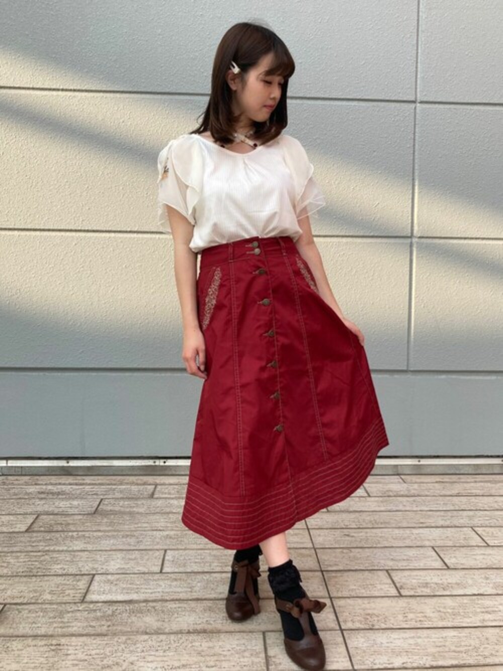 「デニム、スカート、レッド、刺繍、赤、デニムスカート、秋色、フェミニン、スカートスタイル、秋服準備はじめました」｜「axes femmeのチュール刺繍フレア袖リブＰＯ（Tシャツ/カットソー、ホワイト系）」を使った、axes femmeさん（レディース・158cm）の夏コーディネートの1枚目の写真