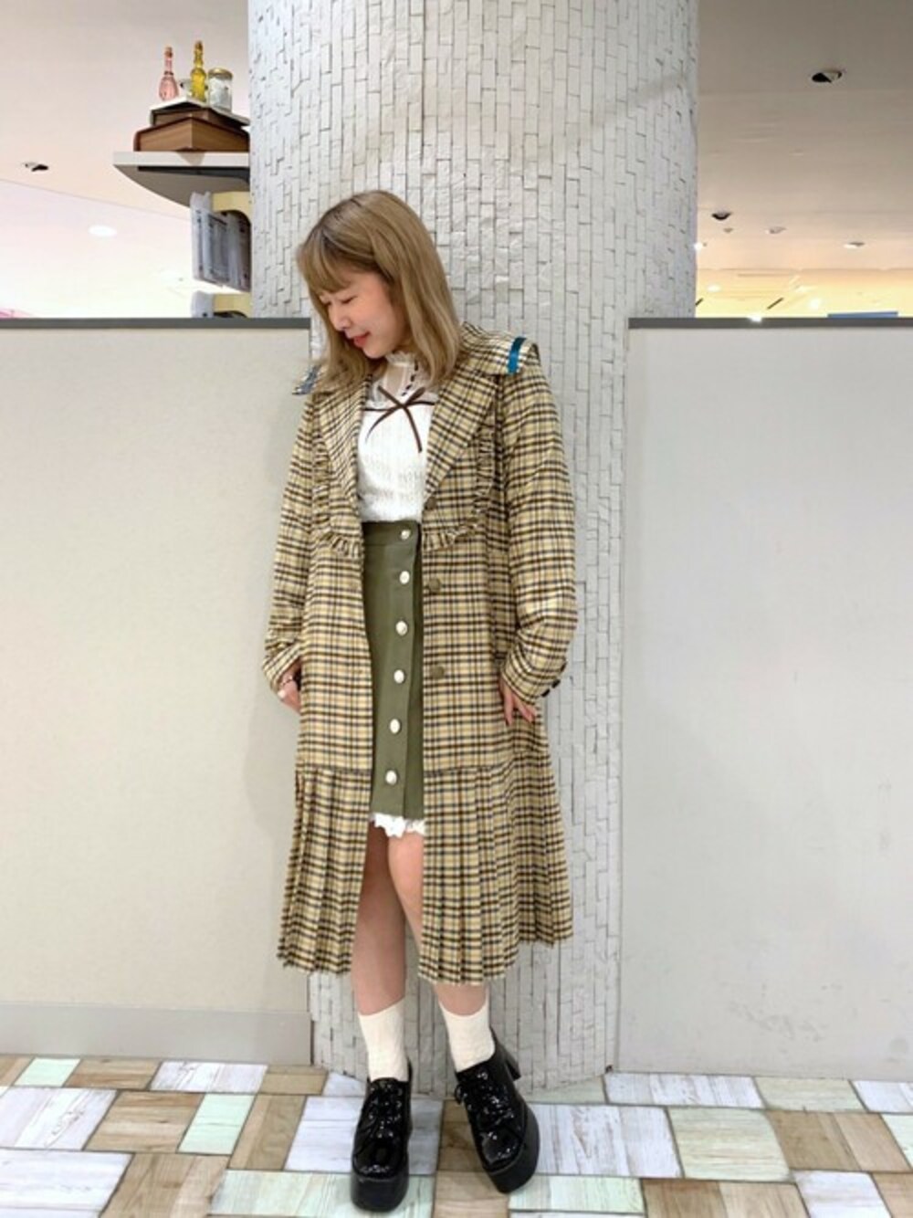 「チェック、ジャケット、ブラウス、スカート、チェック柄、レース、ガーリー、スカートスタイル、ジャケットスタイル、axes femme」｜「axes femme POETIQUEのセーラーロングジャケット（ブルゾン、ベージュ系）」を使った、axes femmeさん（レディース・153cm）の秋コーディネートの1枚目の写真