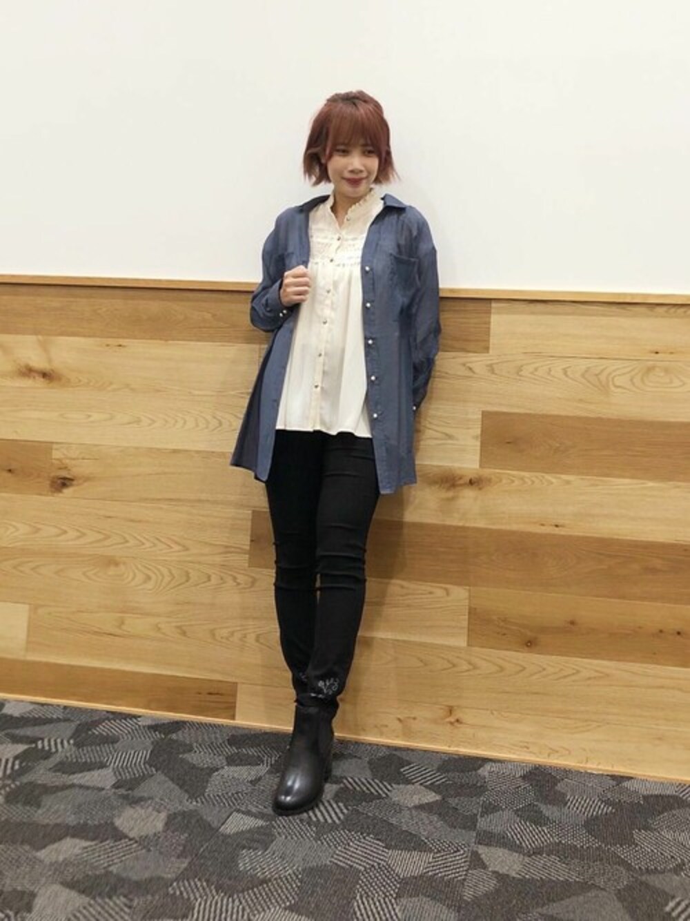 「パンツ、カジュアル、シャツ、キレイめ、きれいめカジュアル、パンツスタイル、シャツスタイル、シアーシャツ、カジュアルコーデ、シャツ好き集まれ」｜「axes femmeのシアー素材長袖シャツ（チュニック、ブルー系）」を使った、axes femmeさん（レディース・162cm）の秋コーディネートの1枚目の写真