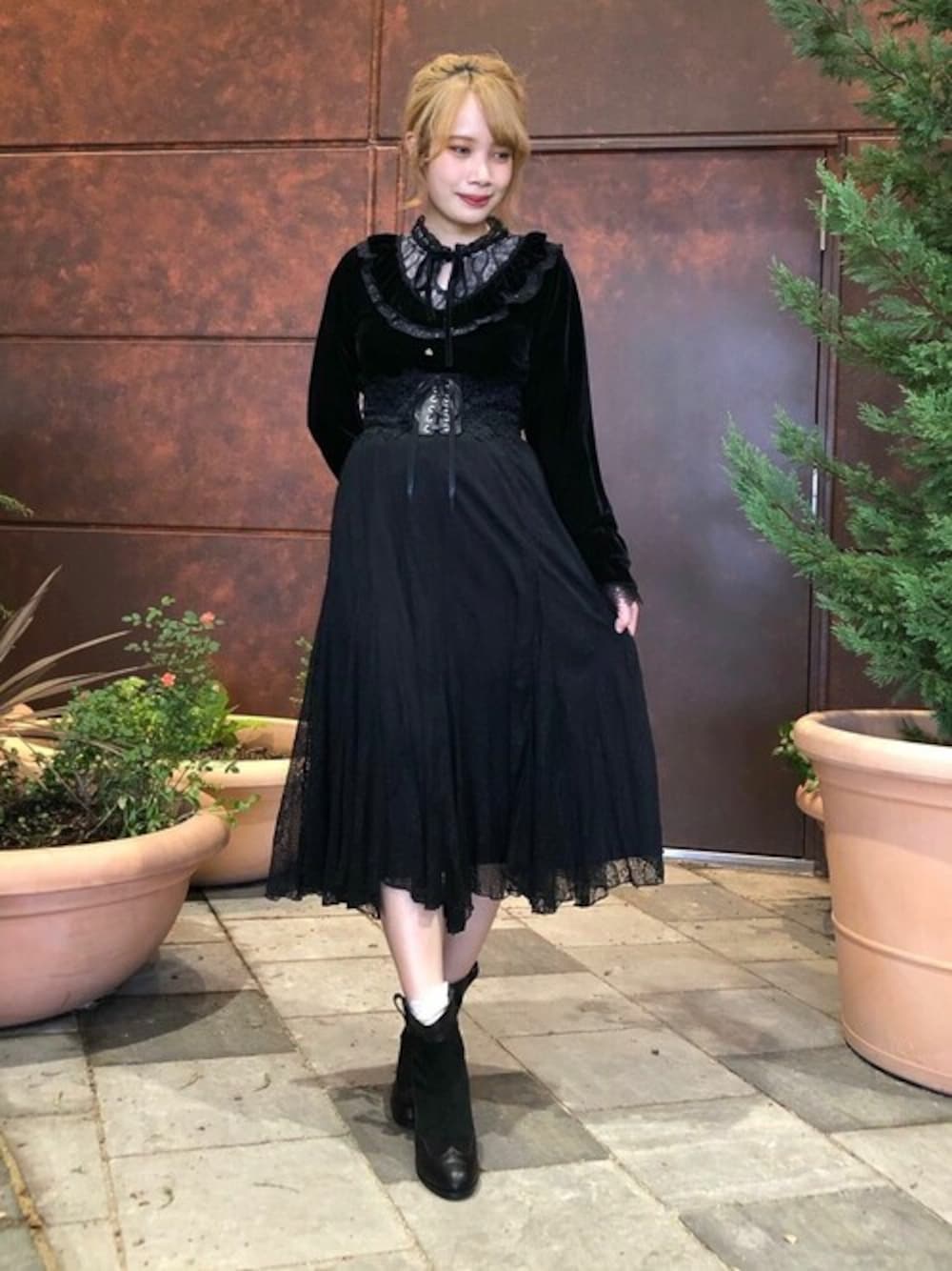 「ブラック、ブラックコーデ、黒、ハロウィン、大人コーデ、大人女子、axes femme、黒コーデ、大人ガーリー、大人かわいい」｜「axes femmeのフリルベロアプルオーバー（Tシャツ/カットソー、ブラック系）」を使った、axes femmeさん（レディース・162cm）の秋コーディネートの1枚目の写真