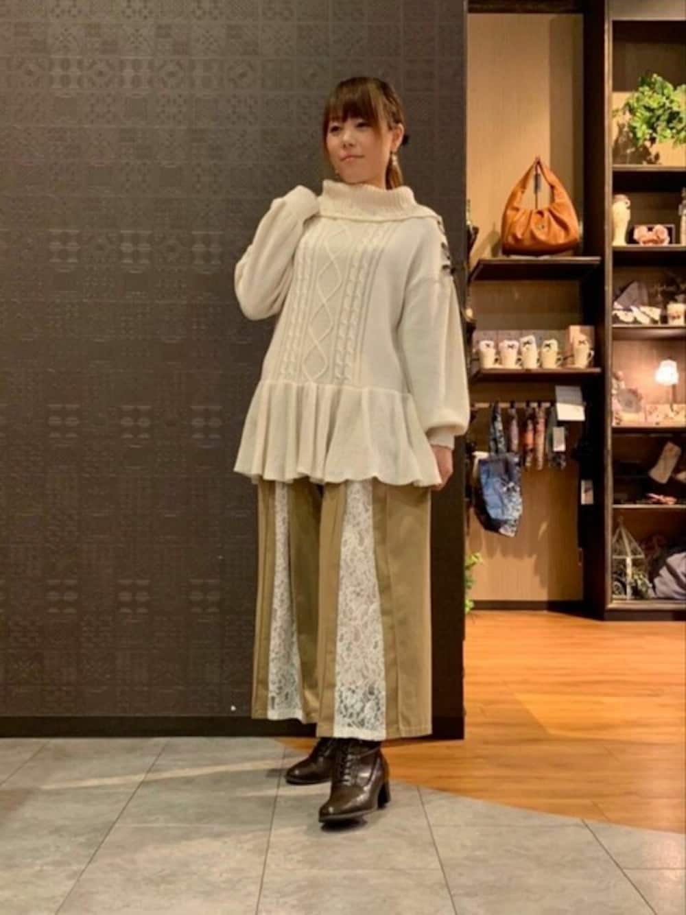 「ニット、パンツ、カジュアル、大人カジュアル、大人コーデ、フェミニン、パンツスタイル、カジュアルコーデ、ママコーデ、ママファッション」｜「axes femmeのオフタートルフリルニット（チュニック、ホワイト系）」を使った、axes femmeさん（レディース・157cm）の秋コーディネートの1枚目の写真