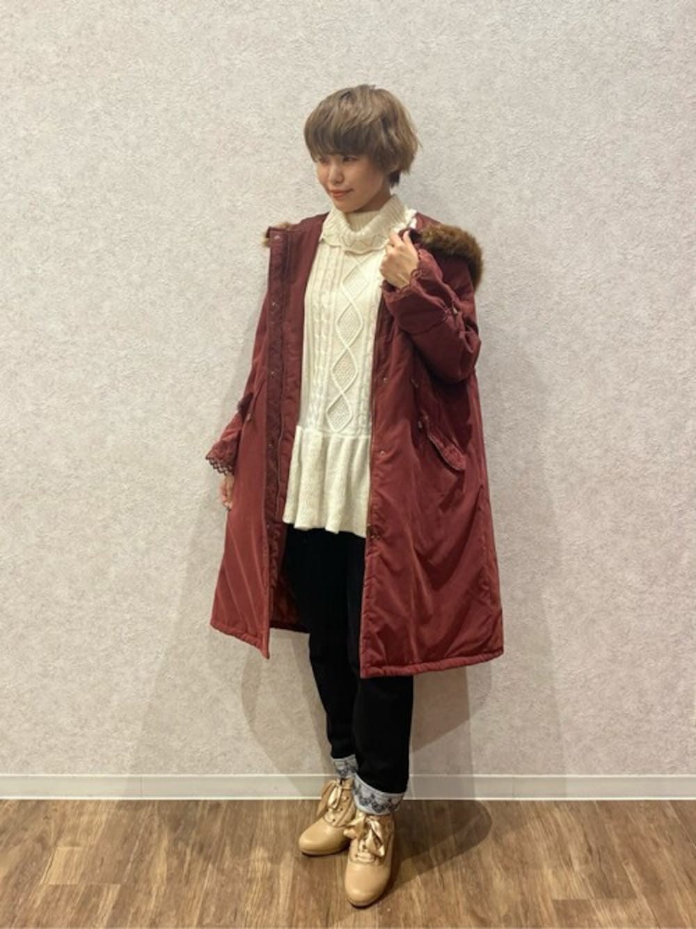 「ファー、コート、アウター、カジュアル、ボーイッシュ、ootd、カジュアルコーデ、ショートヘア、秋冬、秋冬コーデ」｜「axes femmeのフロント刺繍モッズコート（モッズコート、レッド系）」を使った、axes femmeさん（レディース・162cm）の冬コーディネートの1枚目の写真