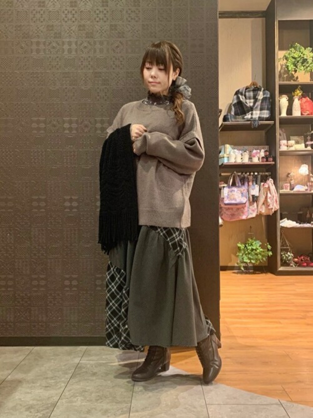 「チェック、カジュアル、チェック柄、大人カジュアル、大人コーデ、フェミニン、ootd、カジュアルコーデ、ゆるコーデ、大人かわいい」｜「axes femmeの前後２ＷＡＹルーズニット（ニット/セーター、グレー系）」を使った、axes femmeさん（レディース・157cm）の冬コーディネートの1枚目の写真