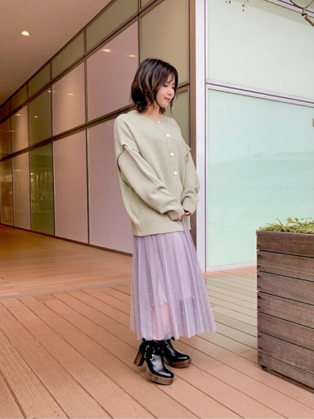 「シンプル、キレイめ、きれいめカジュアル、ootd、シンプルコーデ、シンプルスタイル、秋冬、くすみカラー、秋冬コーデ、シンプルおしゃれが好き」｜「axes femmeの前後２ＷＡＹルーズニット（ニット/セーター、グリーン系）」を使った、axes femmeさん（レディース・156cm）の冬コーディネートの1枚目の写真