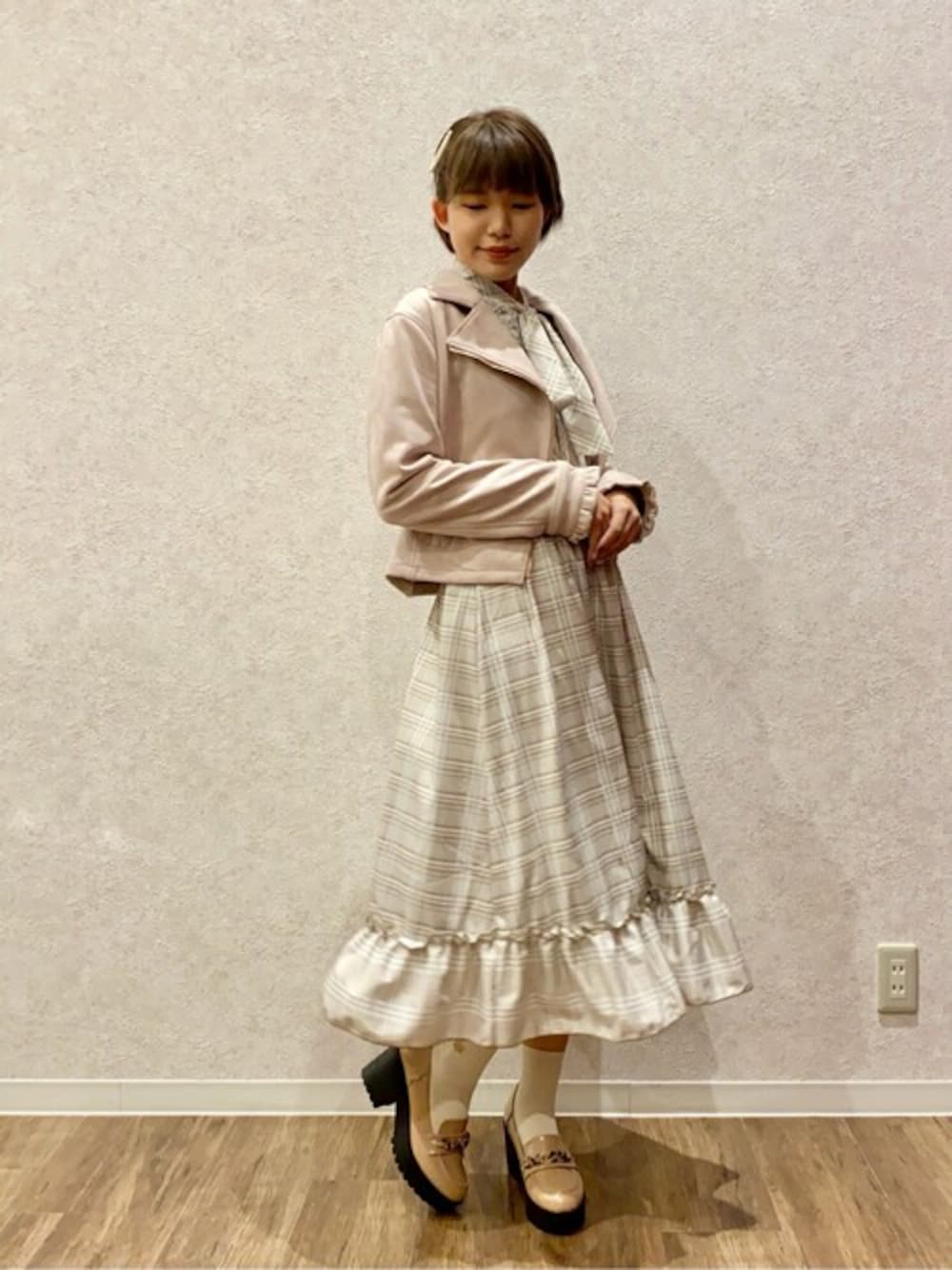 「チェック、ワンピース、フリル、大人カジュアル、お出かけコーデ、大人コーデ、フェミニン、ootd、カジュアルガーリー、大人かわいい」｜「axes femmeのチェック柄リボンタイＯＰ（ワンピース、ベージュ系）」を使った、axes femmeさん（レディース・162cm）の冬コーディネートの1枚目の写真