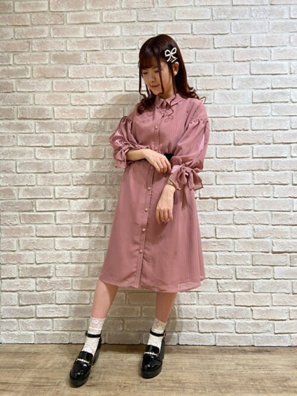 「ワンピース、シンプル、低身長、ゆるっとコーデ、日常コーデ」｜「axes femme POETIQUEのシフォンストライプシャツＯＰ（シャツワンピース、ピンク系）」を使った、axes femmeさん（レディース・153cm）の春コーディネートの1枚目の写真