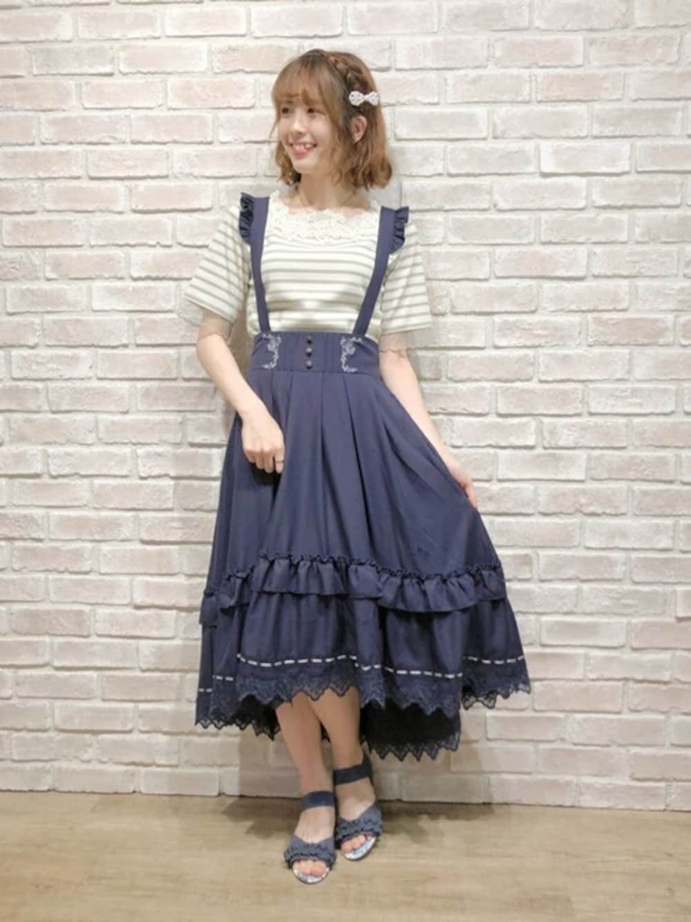 「フリル、ガーリー、レトロ、スタイルアップ、カジュアルコーデ、大人可愛い、ミックスコーデ、日常コーデ」｜「axes femmeのスクエアネックリブＰＯ（Tシャツ/カットソー、グリーン系）」を使った、axes femmeさん（レディース・161cm）の春コーディネートの1枚目の写真