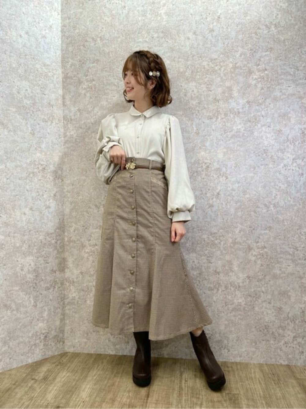 「ガーリー、上品、シンプルコーデ、カジュアルコーデ、大人可愛い、秋冬コーデ、ミックスコーデ、日常コーデ」｜「axes femmeのボリューム袖コーデュロイＢＬ（シャツ/ブラウス、ホワイト系）」を使った、axes femmeさん（レディース・161cm）の秋コーディネートの1枚目の写真
