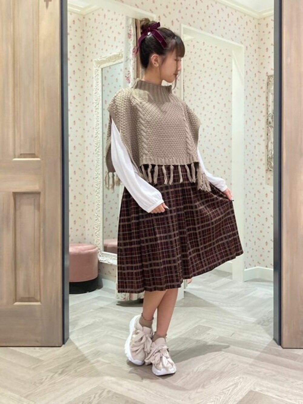 「リボン、フリル、ガーリー、大人可愛い、フェミニンガーリー」｜「axes femme POETIQUEのニットポンチョ付カットＰＯ（Tシャツ/カットソー、ベージュ系）」を使った、axes femmeさん（レディース・162cm）の秋コーディネートの1枚目の写真