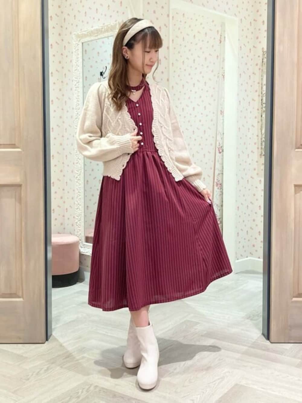 「リボン、フリル、ガーリー、大人可愛い、フェミニンガーリー」｜「axes femme POETIQUEのチョーカーデザインロングＯＰ（ワンピース、レッド系）」を使った、axes femmeさん（レディース・160cm）の秋コーディネートの1枚目の写真