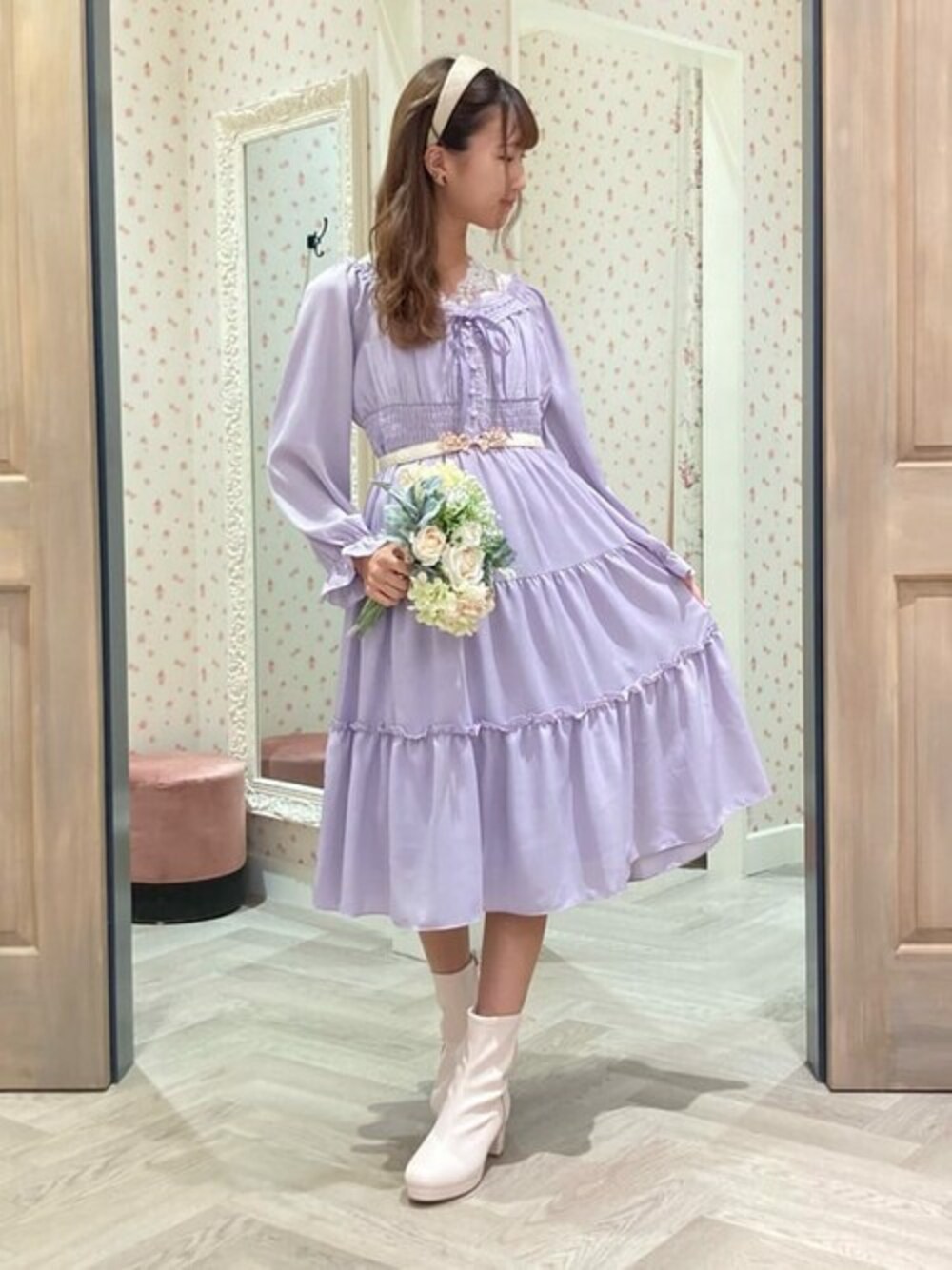 「リボン、フリル、ガーリー、お出かけコーデ、大人かわいい」｜「axes femme POETIQUEのオフショルティアード長袖ＯＰ（ワンピース、パープル系）」を使った、axes femmeさん（レディース・162cm）の秋コーディネートの1枚目の写真