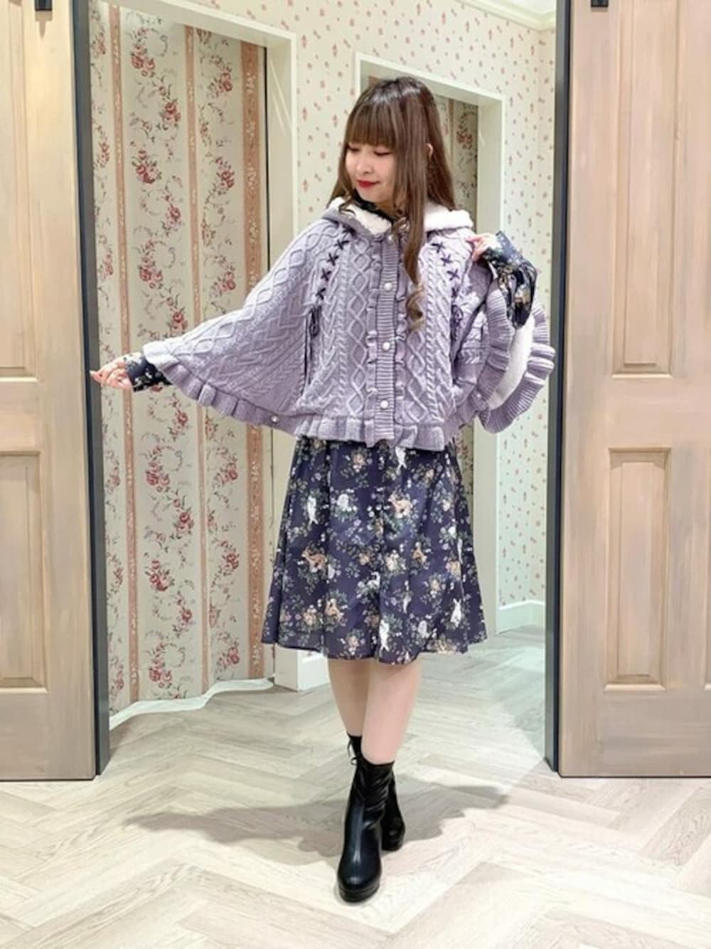 「ワンピース、レトロ、くすみカラー、フェミニンカジュアル、オシャレカジュアル」｜「axes femme POETIQUEのケーブル裏ボアニットケープ（カーディガン/ボレロ、パープル系）」を使った、axes femmeさん（レディース・160cm）の秋コーディネートの1枚目の写真
