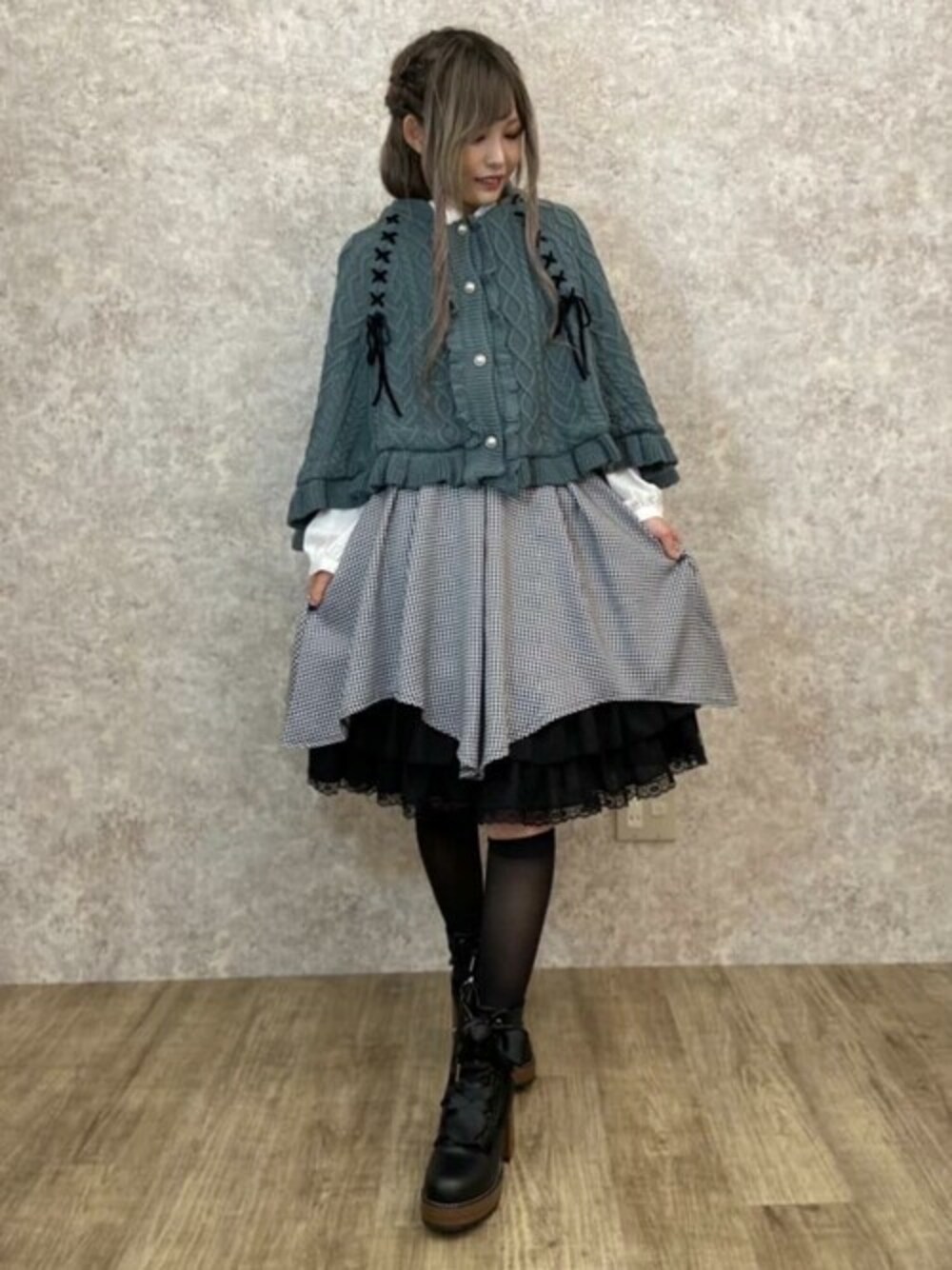 「アウター、アンティーク、レース、ガーリー、女子会、秋冬コーデ、フェミニンガーリー」｜「axes femme POETIQUEのケーブル裏ボアニットケープ（カーディガン/ボレロ、グリーン系）」を使った、axes femmeさん（レディース・158cm）の秋コーディネートの1枚目の写真