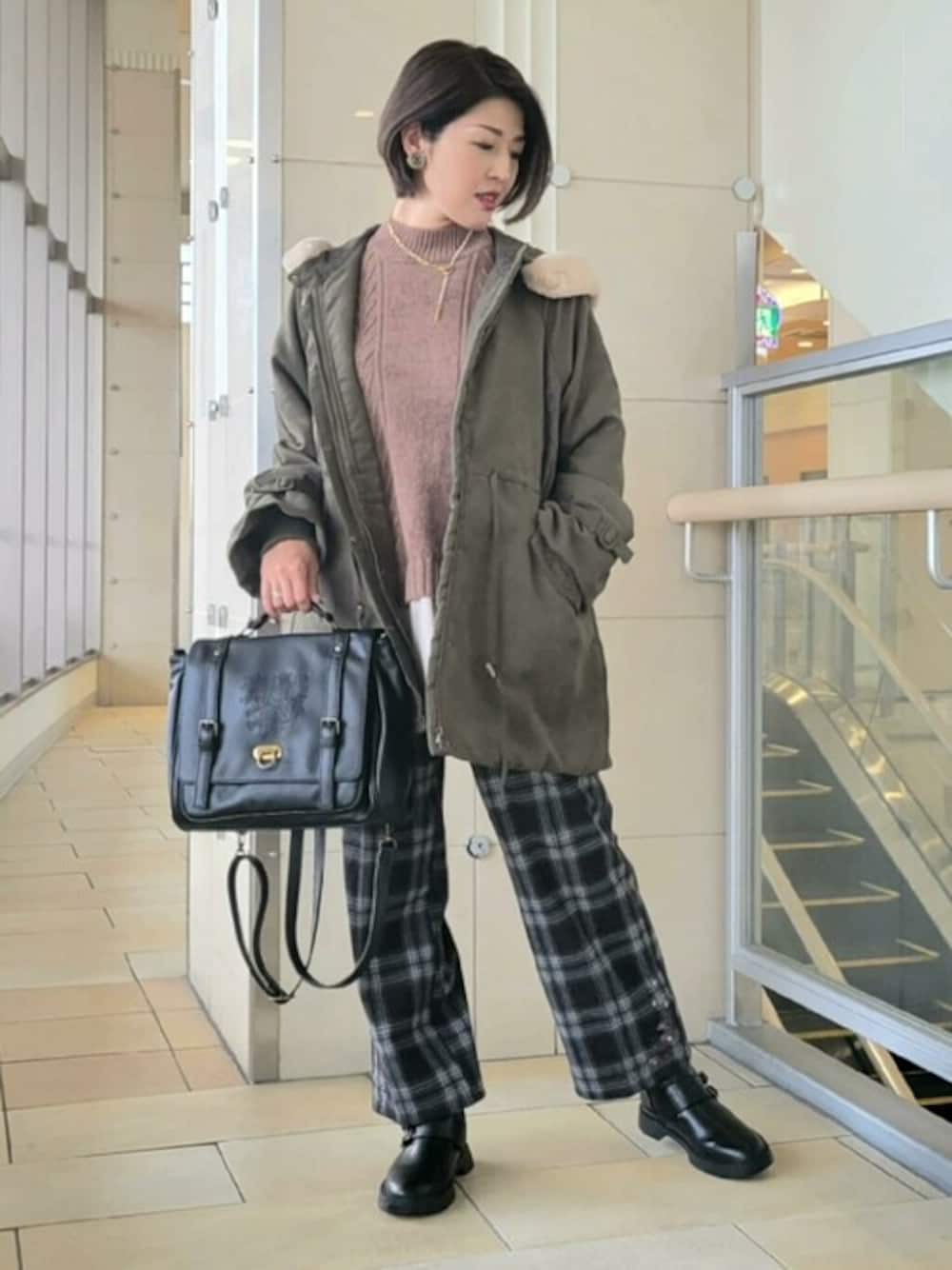 「コート、ニット、アウター、モッズコート、ブーツ、カジュアルコーデ、秋冬コーデ」｜「axes femmeのモールヤーンニットチュニ（ニット/セーター、ブラウン系）」を使った、axes femmeさん（レディース・162cm）の冬コーディネートの1枚目の写真